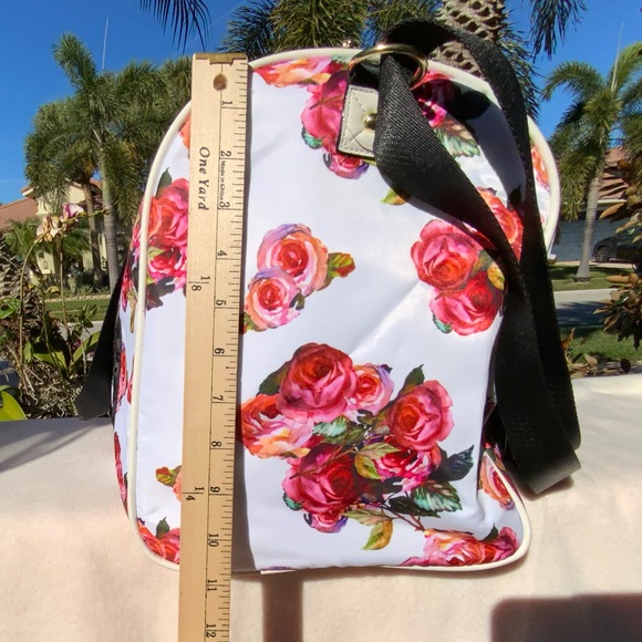 Juicy Couture Duffle Bag White / Pink Roses Nylon Travel Bag Shoulder/Hand Strap - Picture 14 of 16